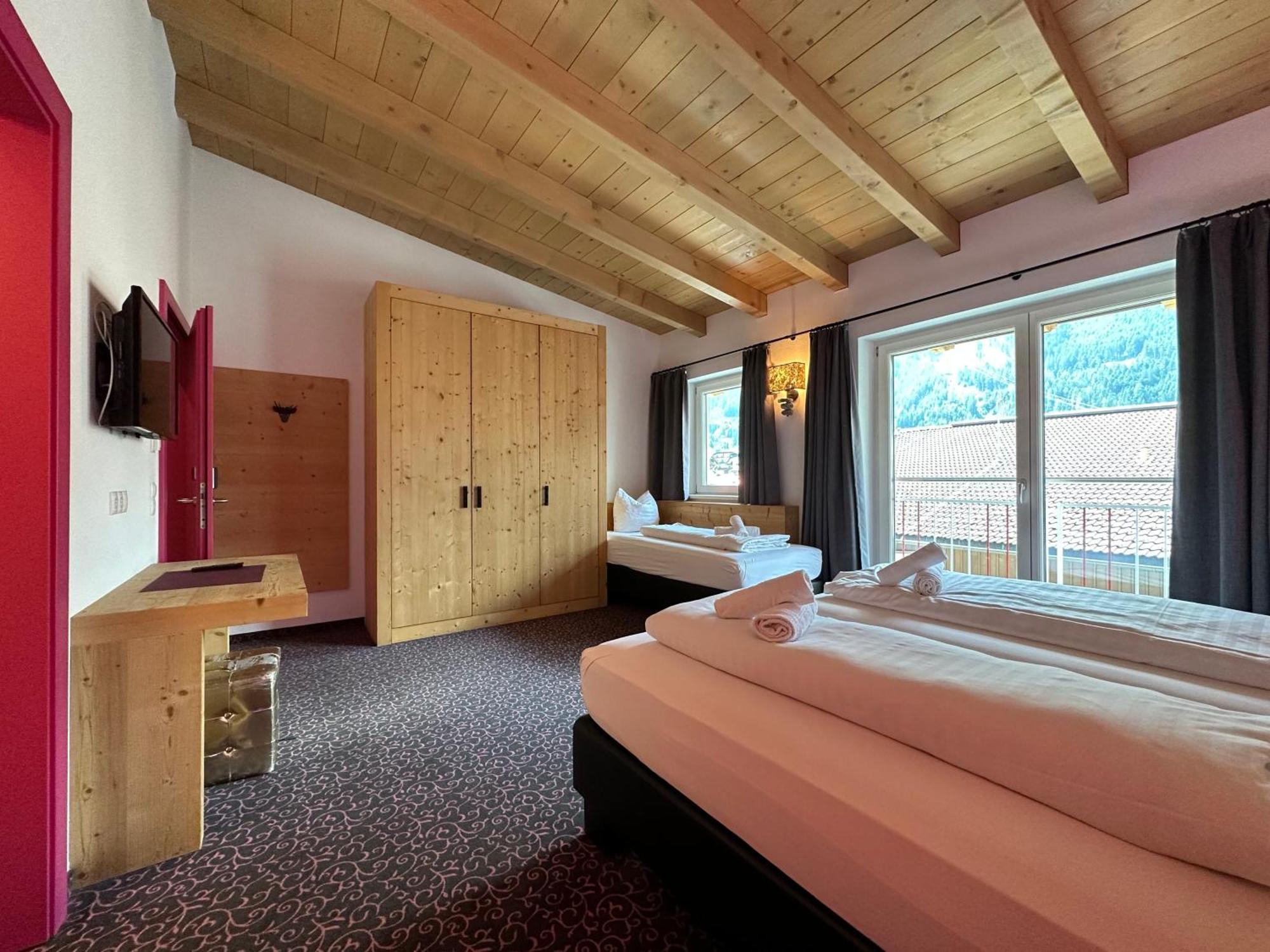 Partyhouse Harakiri Stay Different 60 Seconds To Mountains! Free Parking! Self Check-In Mayrhofen Kültér fotó